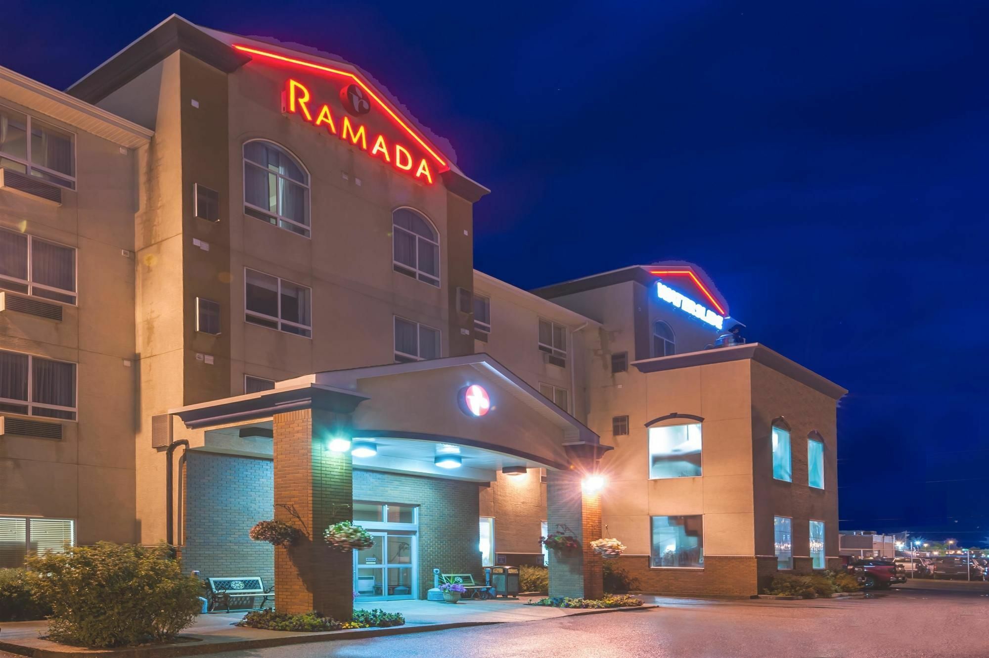 Ramada By Wyndham Airdrie Hotel & Suites Buitenkant foto